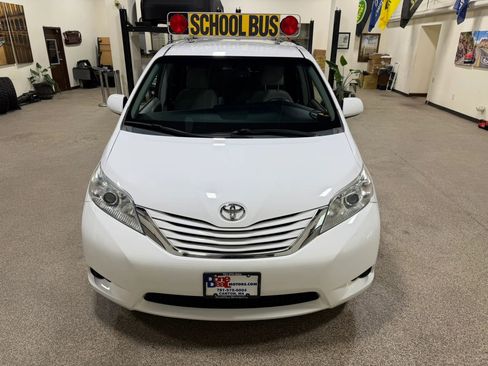 Used 2015 Toyota Sienna LE AWD/4WD image 11
