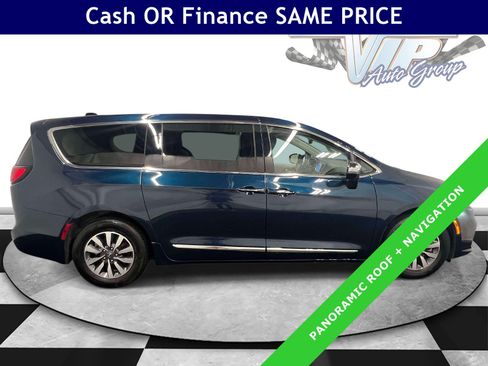 Used 2023 Chrysler Pacifica Limited w/ Uconnect Theater Family Group FWD image 8