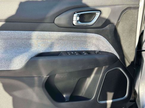 Used 2024 Jeep Compass Latitude image 17