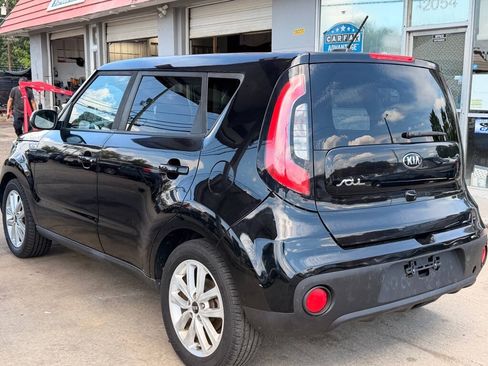 Used 2018 Kia Soul + FWD image 3