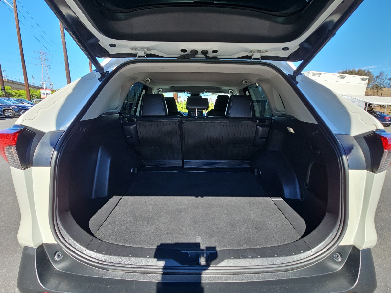 Used 2022 Toyota RAV4 XLE Premium FWD image 12