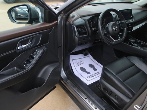 Used 2023 Nissan Rogue SV w/ SV Premium Package image 14