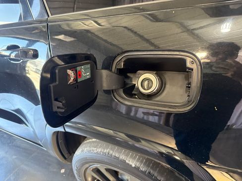 Used 2018 Jeep Grand Cherokee Altitude AWD/4WD image 11