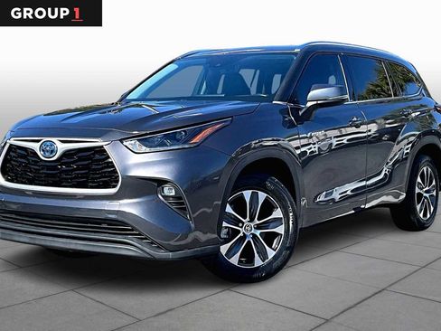 Used 2021 Toyota Highlander XLE image 1