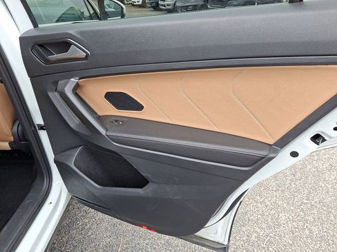 Used 2022 Volkswagen Tiguan SE w/ Panoramic Sunroof Package image 13
