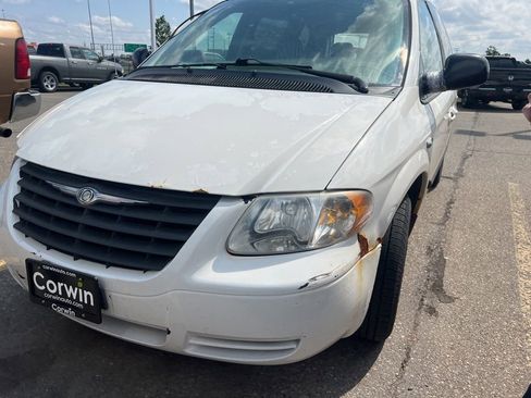 Used 2006 Chrysler Town & Country w/ Popular Equipment Group I image 29