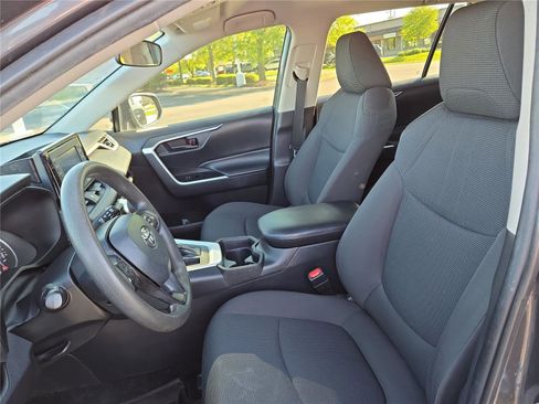 Used 2021 Toyota RAV4 LE AWD/4WD image 17