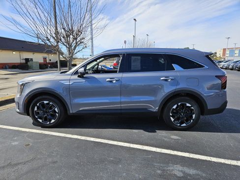 Used 2024 Kia Sorento S image 4