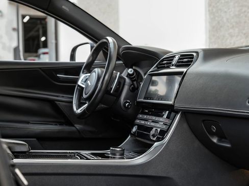 Used 2019 Jaguar XE S RWD image 33