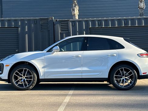 Used 2025 Porsche Macan Base image 2
