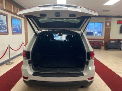 Used 2020 Jeep Grand Cherokee Laredo w/ Laredo X Package image 13