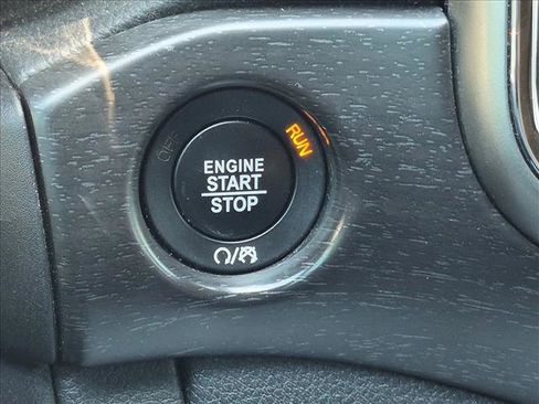 Used 2018 Jeep Grand Cherokee Altitude RWD image 18