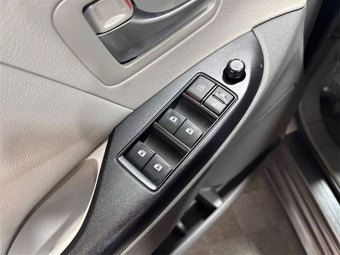 Used 2018 Toyota Sienna LE FWD image 31