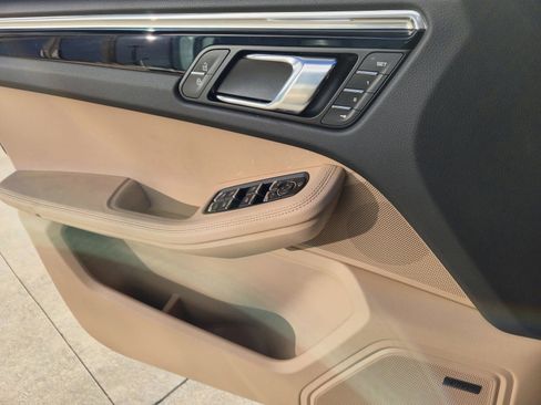 Certified 2025 Porsche Macan image 20