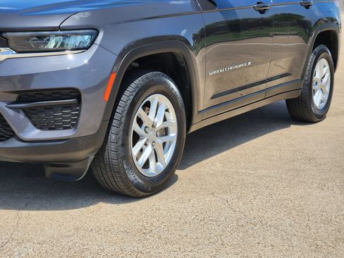 Used 2023 Jeep Grand Cherokee Laredo w/ Luxury Tech Group I RWD image 12