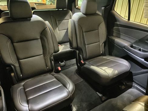 Used 2023 Chevrolet Traverse LT image 25