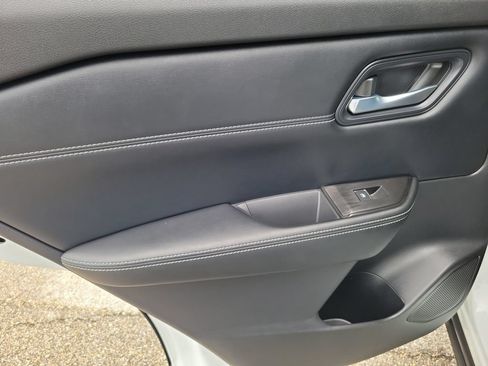 Used 2025 Nissan Rogue SL w/ SL Premium Package FWD image 12