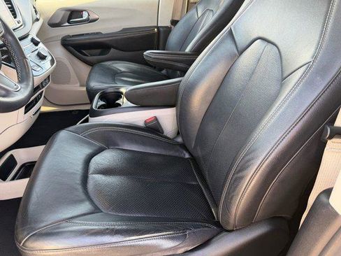 Used 2022 Chrysler Pacifica Touring-L image 21