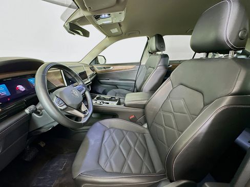 Used 2025 Volkswagen Atlas SE image 13