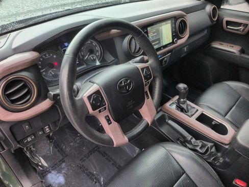 Used 2021 Toyota Tacoma TRD Off-Road w/ TRD Premium Off Road Package AWD/4WD image 17