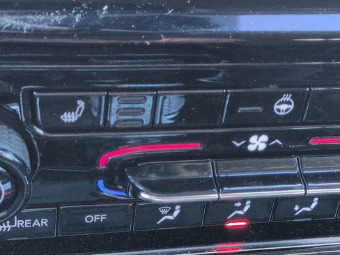 Used 2023 Jeep Grand Cherokee Limited w/ Black Appearance Package image 21