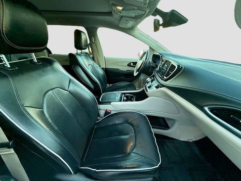 Used 2021 Chrysler Pacifica Limited image 32