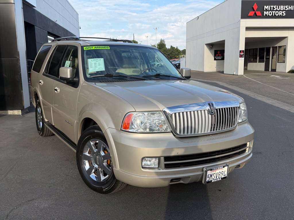Used 2005 Lincoln Navigator Ultimate AWD/4WD image 2