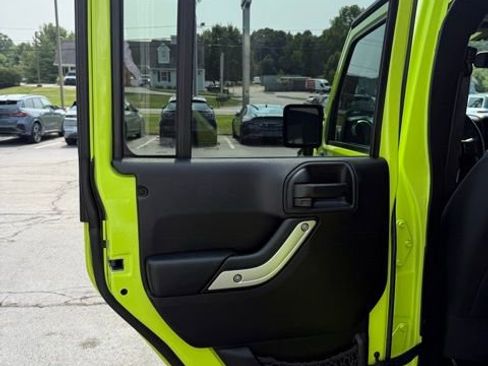 Used 2017 Jeep Wrangler Unlimited Rubicon w/ Connectivity Group image 32