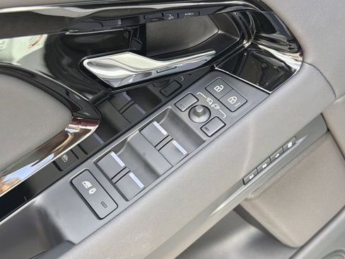 Used 2025 Land Rover Range Rover Evoque Dynamic SE image 22