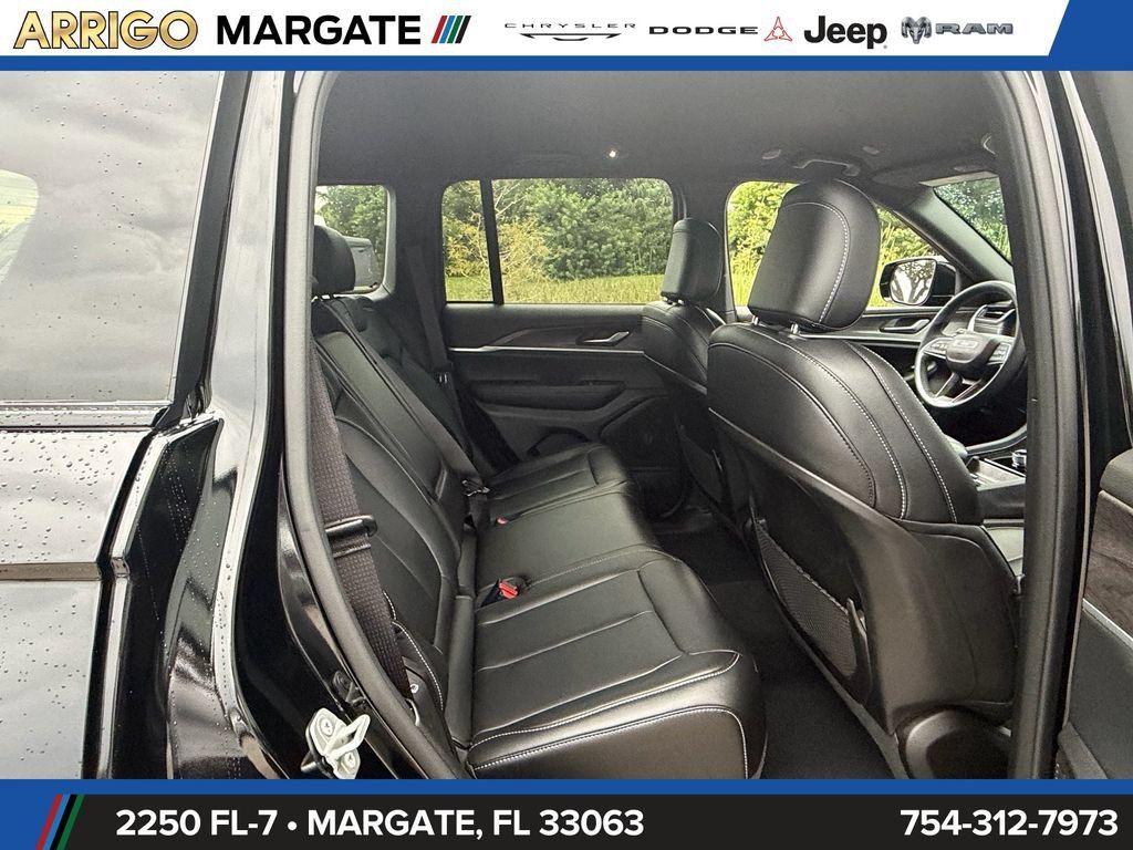 Used 2025 Jeep Grand Cherokee Limited RWD image 16