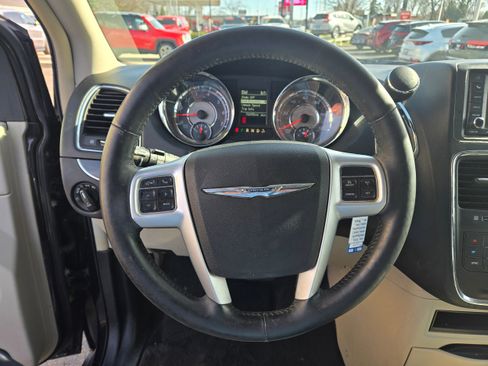 Used 2016 Chrysler Town & Country Touring w/ Driver Convenience Group FWD image 6