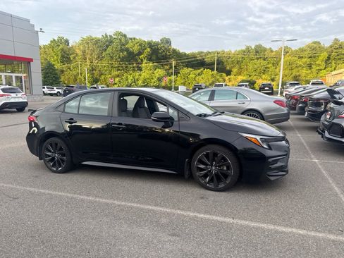 Used 2023 Toyota Corolla SE FWD image 3