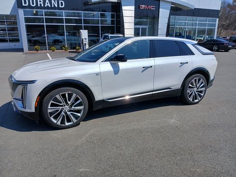 Used 2024 Cadillac Lyriq Luxury w/ LPO, Floor Liner Package AWD/4WD image 2