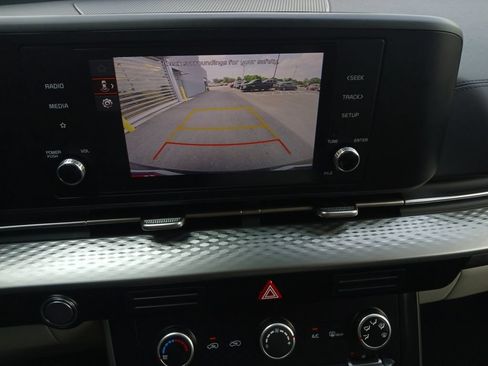 Used 2024 Kia Carnival LX FWD image 9