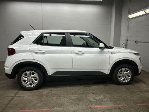Used 2023 Hyundai Venue SE FWD image 3