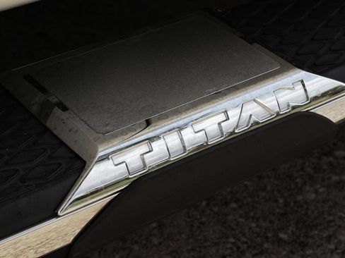 Used 2017 Nissan Titan SL RWD image 9