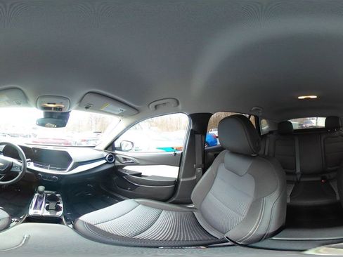 Used 2025 Chevrolet Trax LT image 36