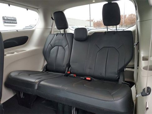 Used 2017 Chrysler Pacifica Touring-L image 31