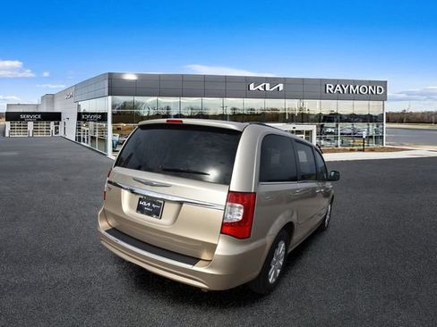 Used 2014 Chrysler Town & Country Touring w/ Trailer Tow Group FWD image 3