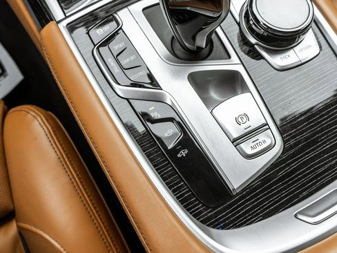 Used 2022 BMW 750i xDrive w/ Executive Package image 32