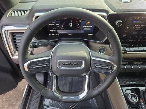 Used 2023 GMC Canyon Denali image 19