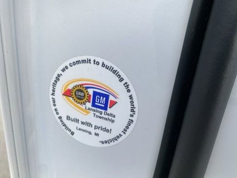 Used 2023 Buick Enclave Essence image 10