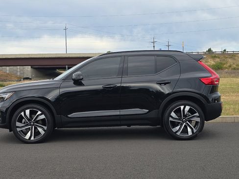 Used 2024 Volvo XC40 B5 Plus w/ Protection Package Premier AWD/4WD image 6