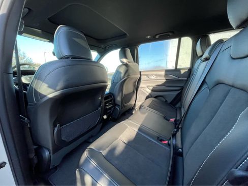 New 2025 Jeep Grand Cherokee Altitude image 23