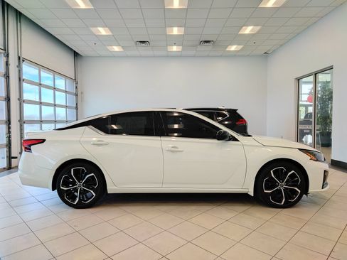 Used 2023 Nissan Altima 2.5 SR w/ SR Premium Package FWD image 2
