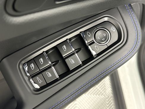 Certified 2025 Porsche Macan Turbo image 13