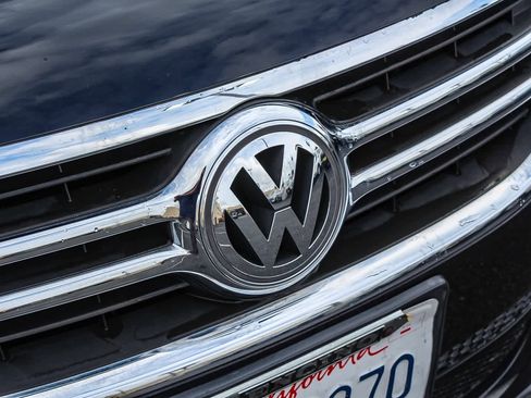 Used 2011 Volkswagen Tiguan SE image 17