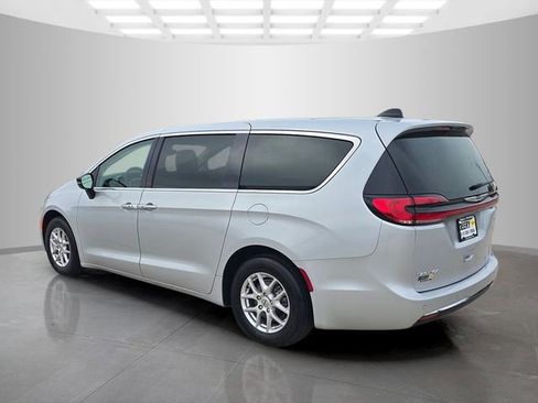 Used 2024 Chrysler Pacifica Touring-L FWD image 10