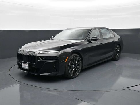 Used 2025 BMW 750e xDrive image 1