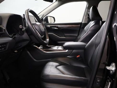Used 2023 Toyota Highlander Limited image 12